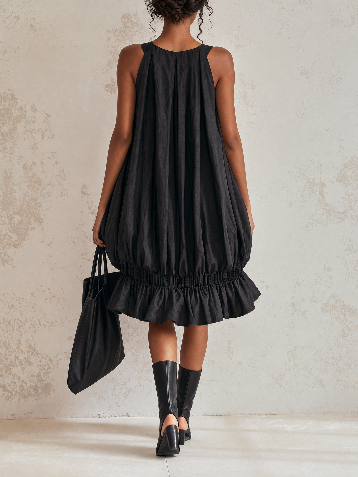 Giovanna | Vestido midi negro globo sin mangas con cintura elástica y bajo de volante