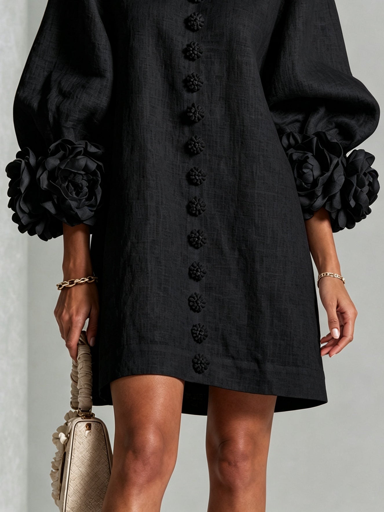 Vestido Mini Negro Floral con Botones y Mangas Florales Extravagantes