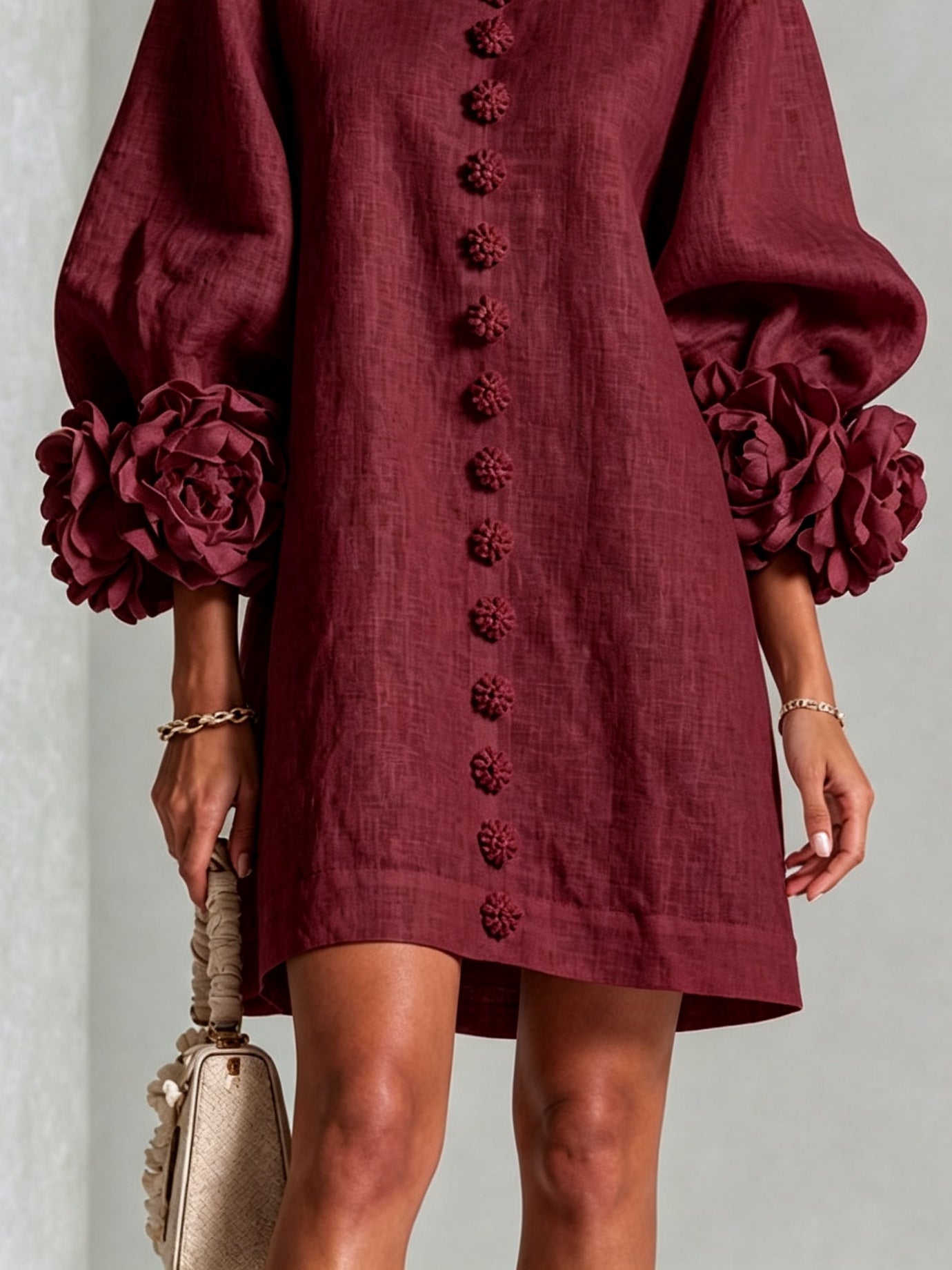 Vestido Mini Burdeos con Botones de Flores y Mangas Florales Extravagantes