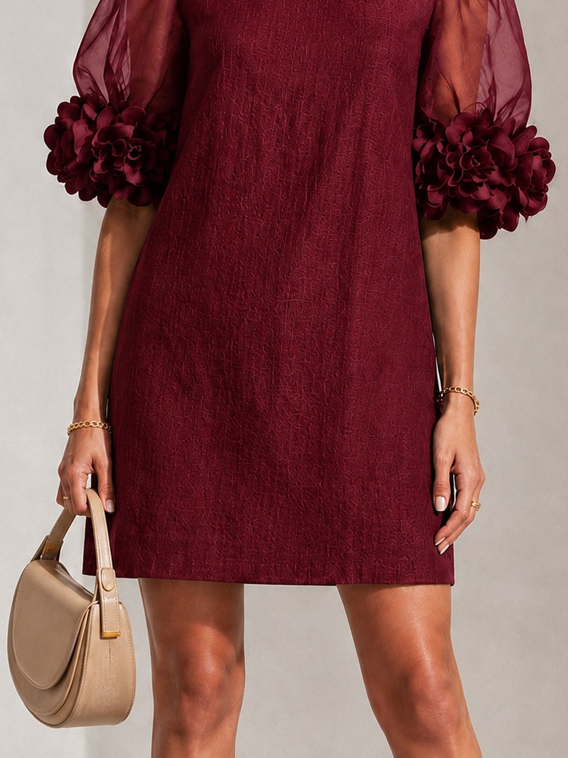 Vestido Mini de Organza Burdeos con Mangas Globo y Cuello Floral