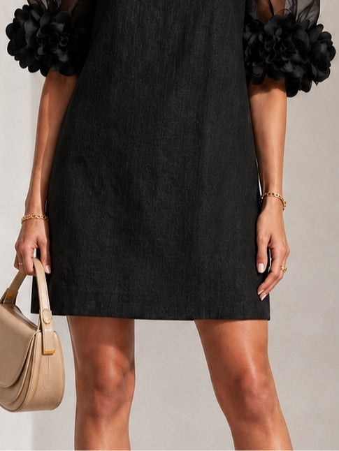 Vestido Mini de Organza Negra con Mangas Globo y Puños Florales Extraordinarios