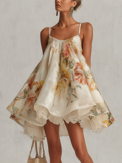 Liliana | Vestido corto en línea A, de organza beige con motivo floral y ribete de encaje