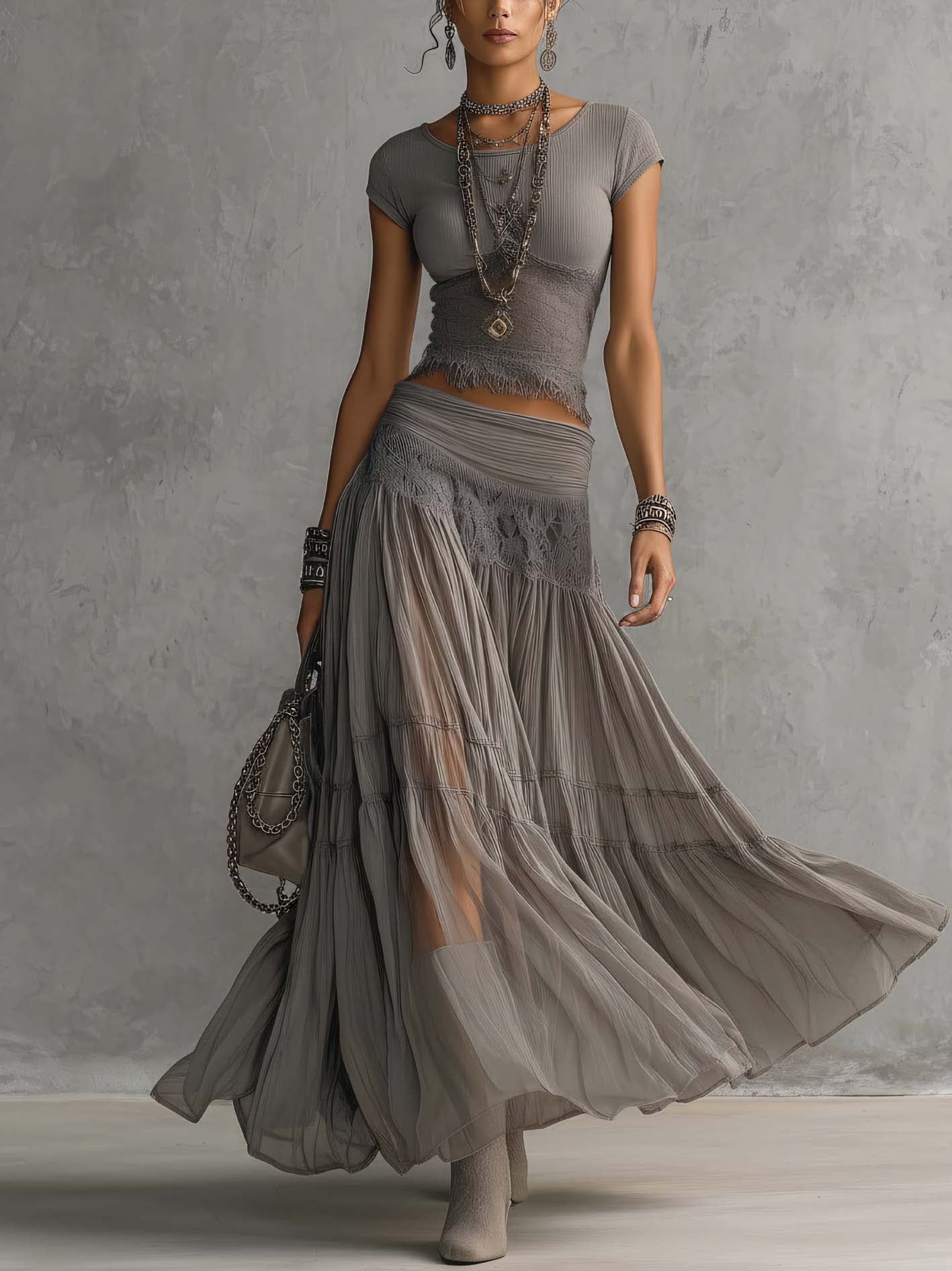Ginevra | Conjunto de top transparente con paneles de encaje negro y falda maxi plisada