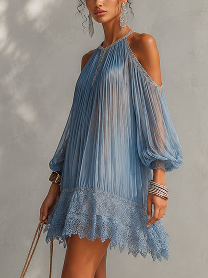 Celeste | Mini vestido azul de hombros descubiertos, fruncido y con bajo de encaje
