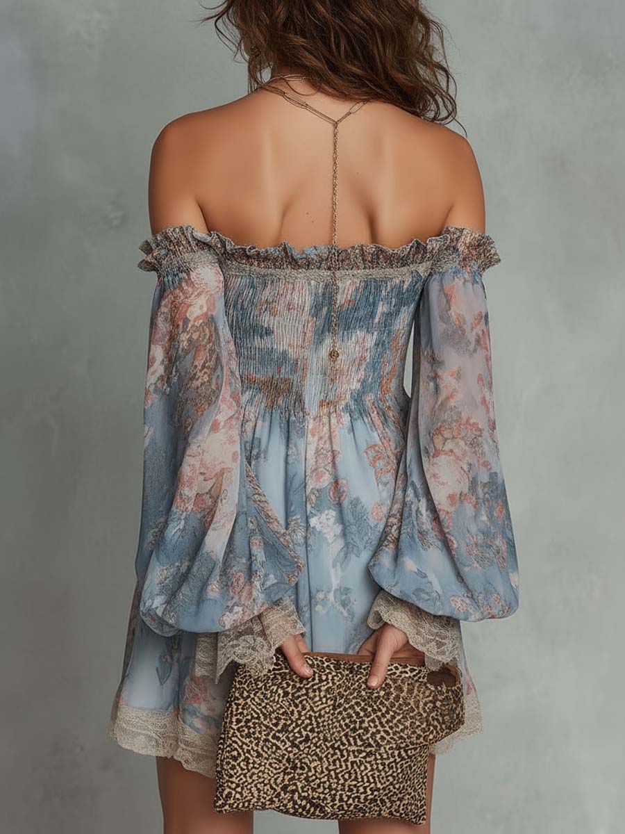 Assunta | Vestido mini de gasa fruncida con escote de hombros descubiertos y motivo floral romántico