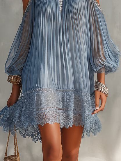 Cinzia | Vestido mini azul de hombros descubiertos con fruncidos y bajo de encaje