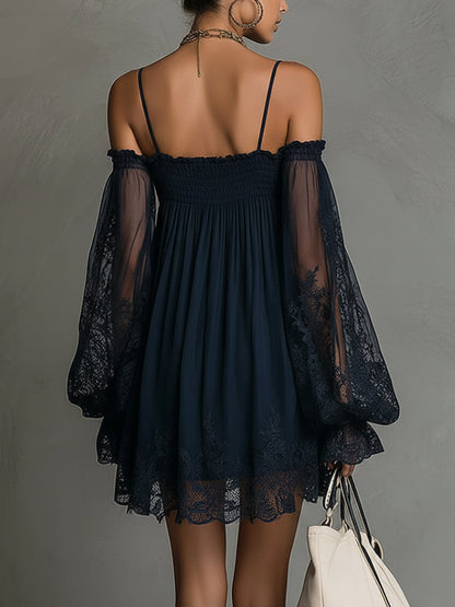 Noemi | Vestido mini de gasa azul navy con escote de hombros descubiertos, ribete de encaje y mangas transparentes