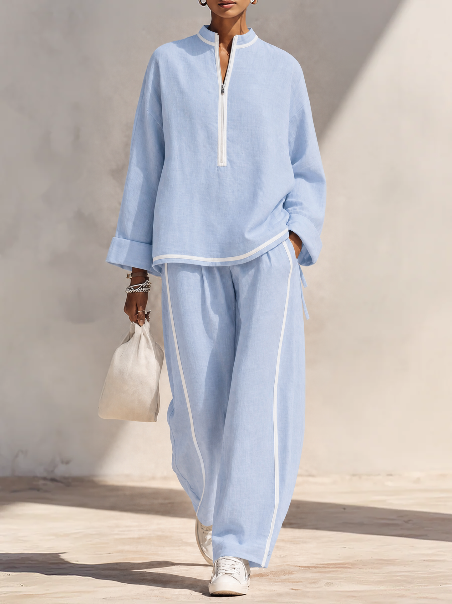 Conjunto de Mujer en Lino Azul Claro con Cuello Alto, Media Cremallera, Top Oversize y Pantalón de Pierna Ancha