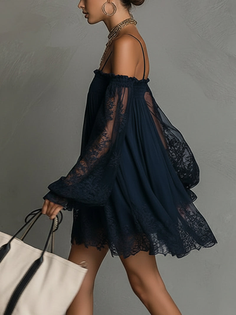 Noemi | Vestido mini de gasa azul navy con escote de hombros descubiertos, ribete de encaje y mangas transparentes
