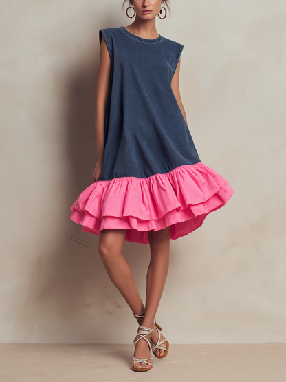 Vanessa | Vestido mini de línea recta en tejido de rizo francés lavado, sin mangas, con volantes por niveles en el bajo y contraste de color rosa fuerte, casual y cómodo