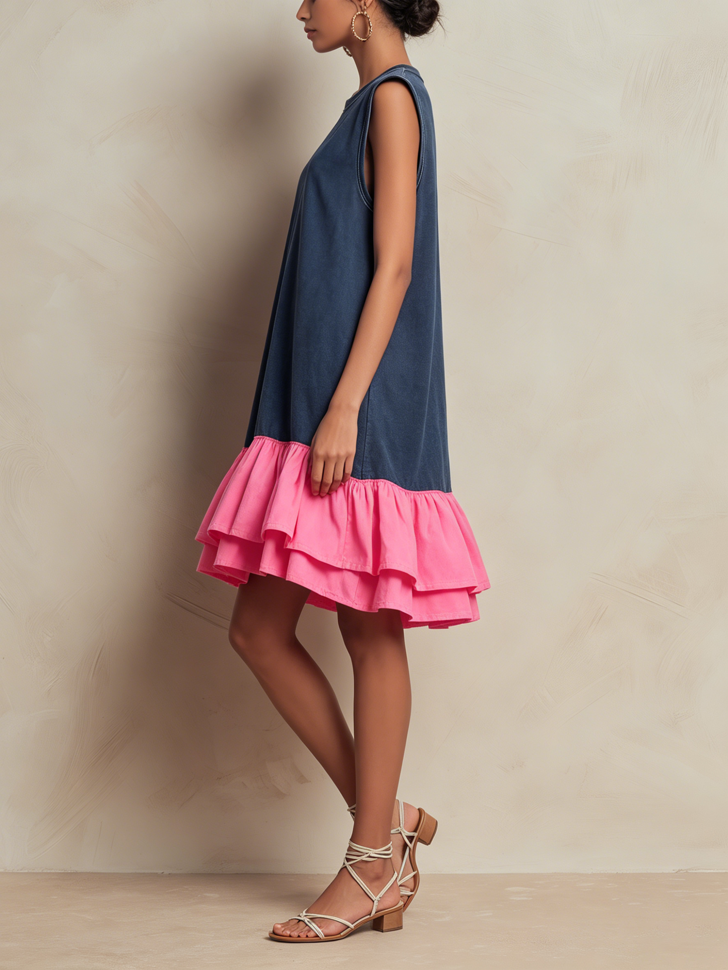 Vanessa | Vestido mini de línea recta en tejido de rizo francés lavado, sin mangas, con volantes por niveles en el bajo y contraste de color rosa fuerte, casual y cómodo