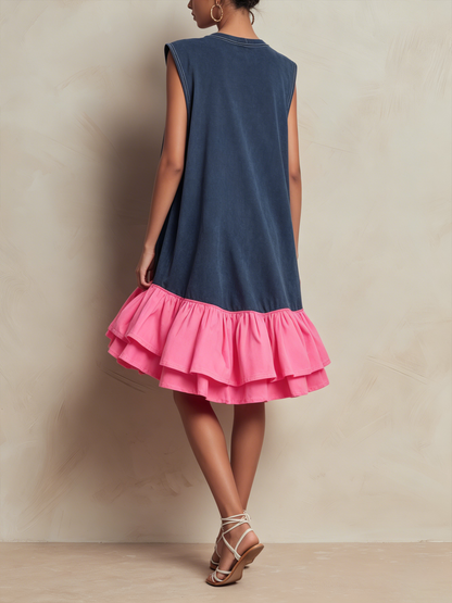 Vanessa | Vestido mini de línea recta en tejido de rizo francés lavado, sin mangas, con volantes por niveles en el bajo y contraste de color rosa fuerte, casual y cómodo