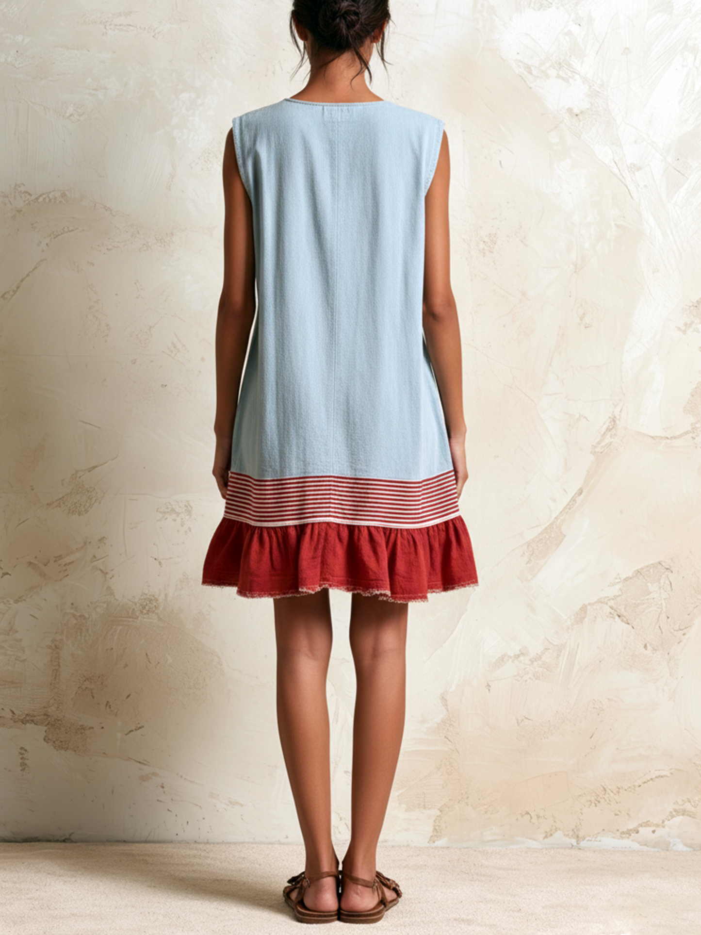 Katia | Vestido túnica celeste sin mangas con franja roja y bajo fruncido