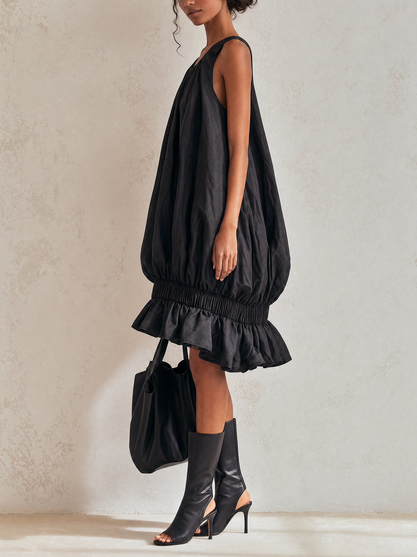 Giovanna | Vestido midi negro globo sin mangas con cintura elástica y bajo de volante