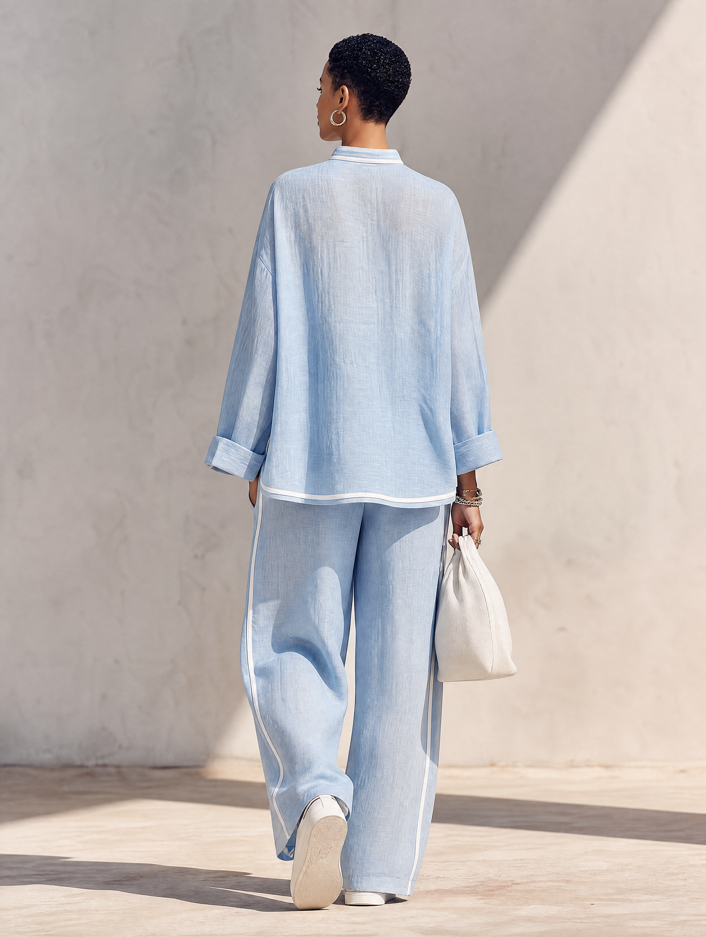 Conjunto de Mujer en Lino Azul Claro con Cuello Alto, Media Cremallera, Top Oversize y Pantalón de Pierna Ancha