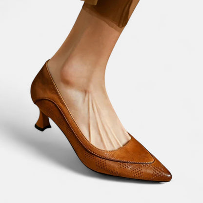 Amara | Zapatos de Tacón en Piel Auténtica con Textura Grabada y Tacón Kitten