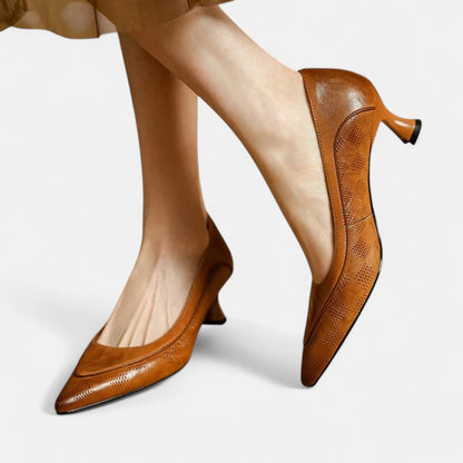 Amara | Zapatos de Tacón en Piel Auténtica con Textura Grabada y Tacón Kitten