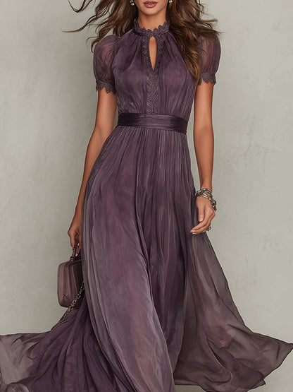 Flavia | Vestido largo violeta con escote de gota, ribete de encaje de gasa