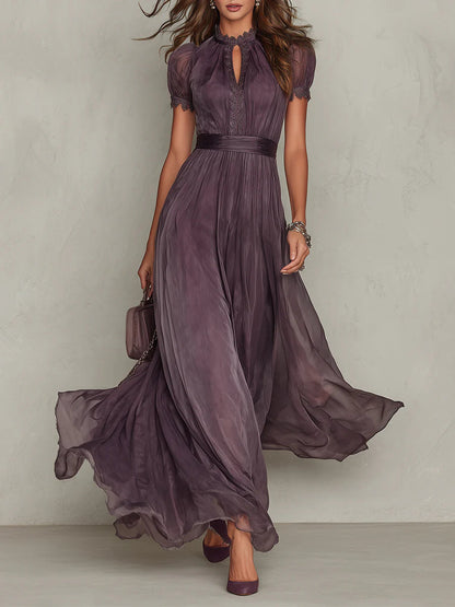 Flavia | Vestido largo violeta con escote de gota, ribete de encaje de gasa