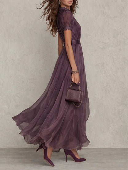 Flavia | Vestido largo violeta con escote de gota, ribete de encaje de gasa