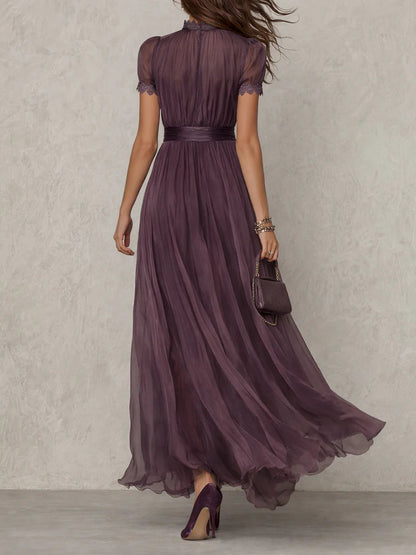 Flavia | Vestido largo violeta con escote de gota, ribete de encaje de gasa