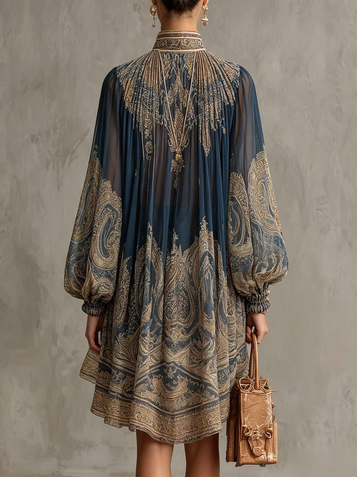 Sherazade | Vestido mini de gasa azul navy con estampado barroco, cuello alto y bajo irregular