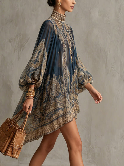 Sherazade | Vestido mini de gasa azul navy con estampado barroco, cuello alto y bajo irregular