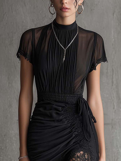 Lucrezia | Vestido mini negro de gasa plisado en la cintura, con ribete de encaje