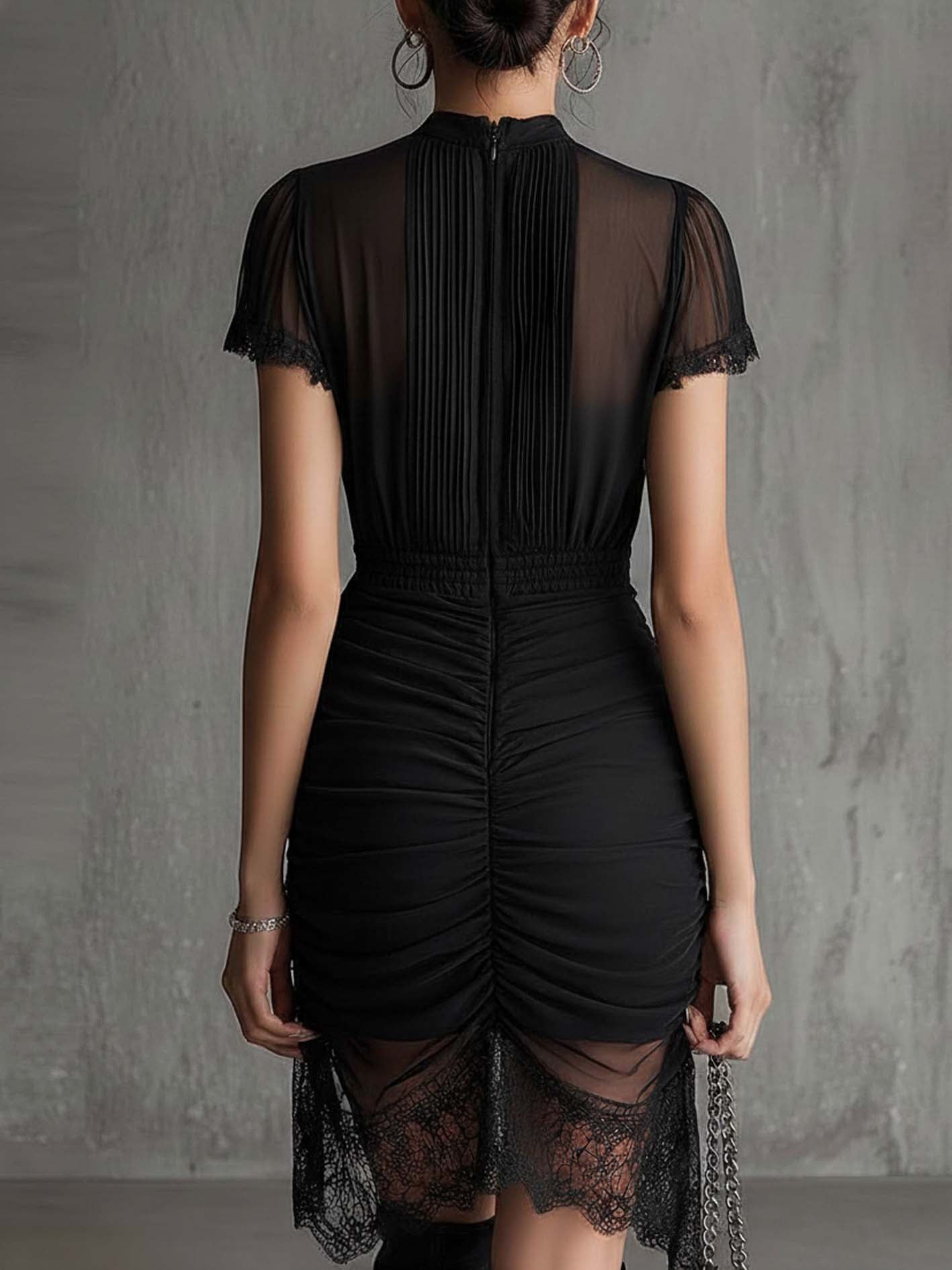Lucrezia | Vestido mini negro de gasa plisado en la cintura, con ribete de encaje