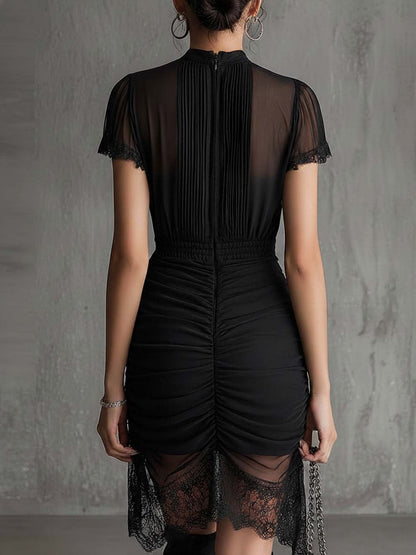 Lucrezia | Vestido mini negro de gasa plisado en la cintura, con ribete de encaje