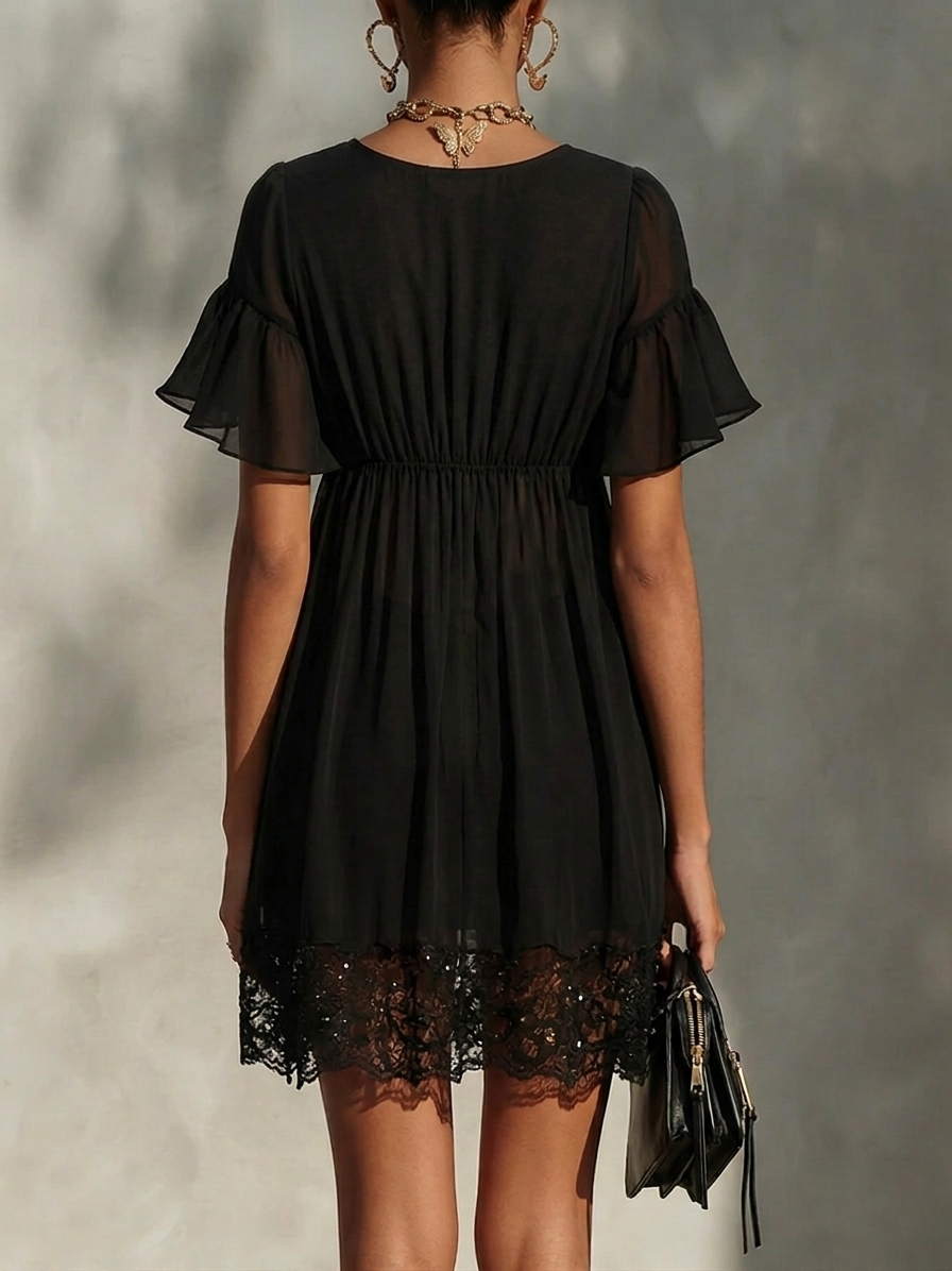 Alessia | Vestido mini negro con cremallera, escote en V, ribeteado en encaje y volantes