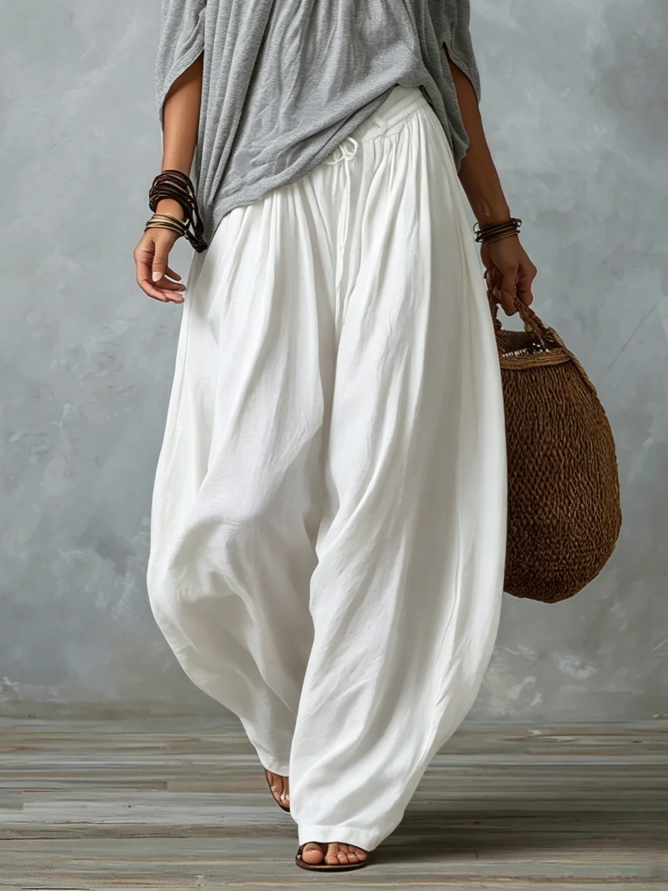 Top Gris de Hombros Descubiertos con Conjunto de Pantalón Blanco Ancho Tipo Farol