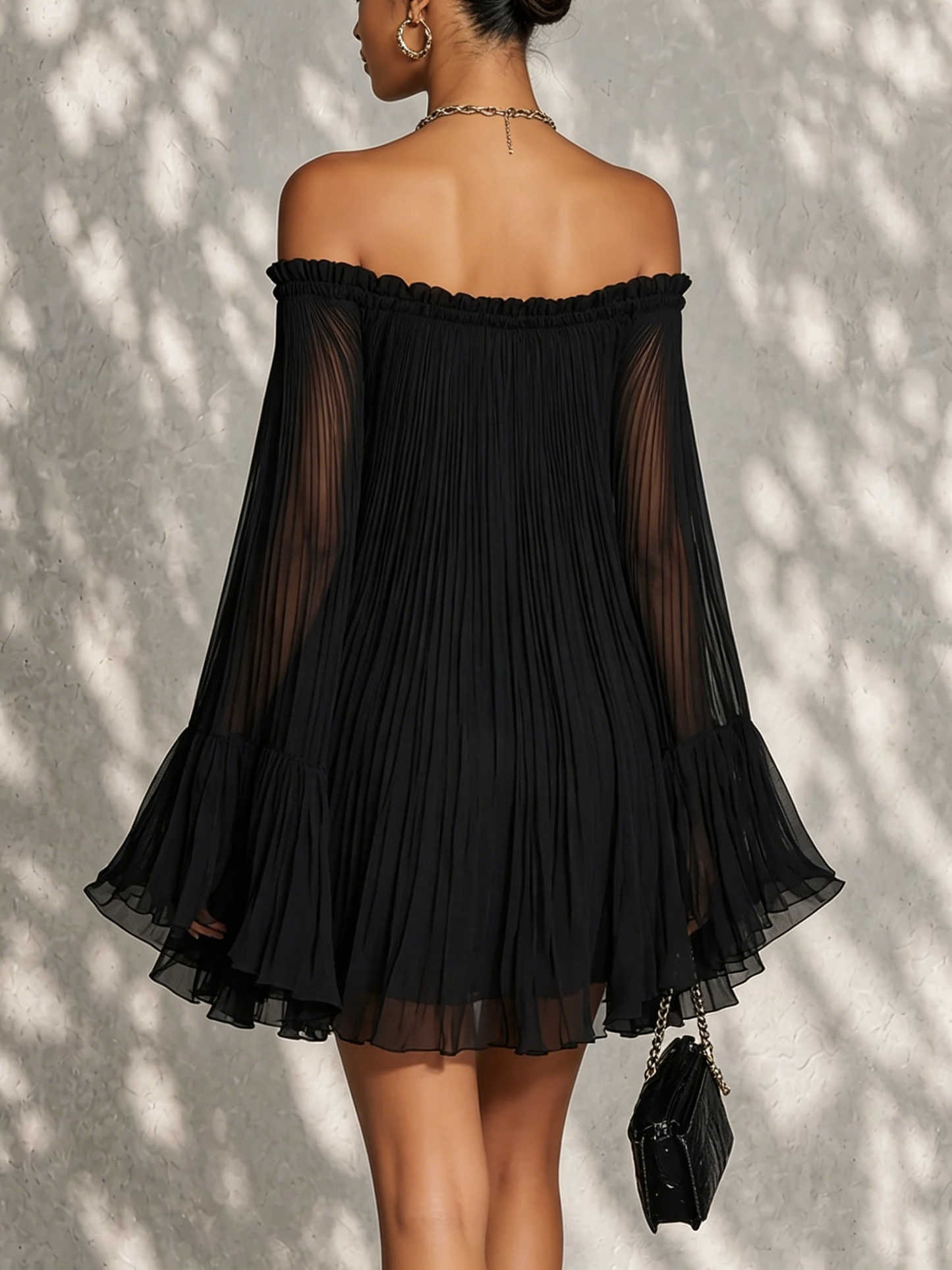 Letizia | Vestido mini negro de hombros descubiertos con mangas campana fruncidas