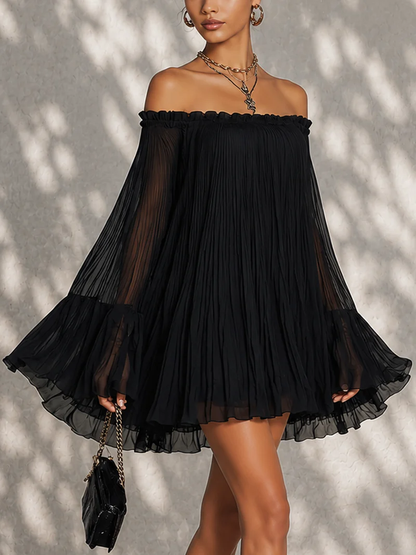 Letizia | Vestido mini negro de hombros descubiertos con mangas campana fruncidas