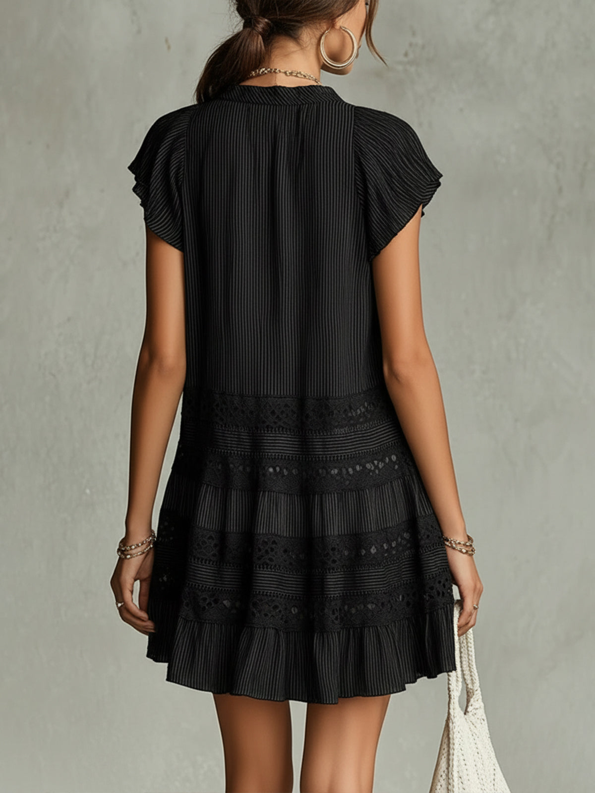 Emanuela | Vestido corto de gasa a rayas negras, con ribete de encaje y volantes