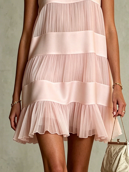 Carla | Vestido corto patchwork rosa claro por capas, en gasa plisada y satén