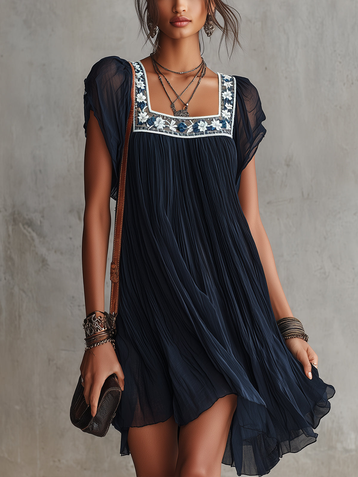 Tamara | Vestido corto de gasa plisada azul navy con bordados florales