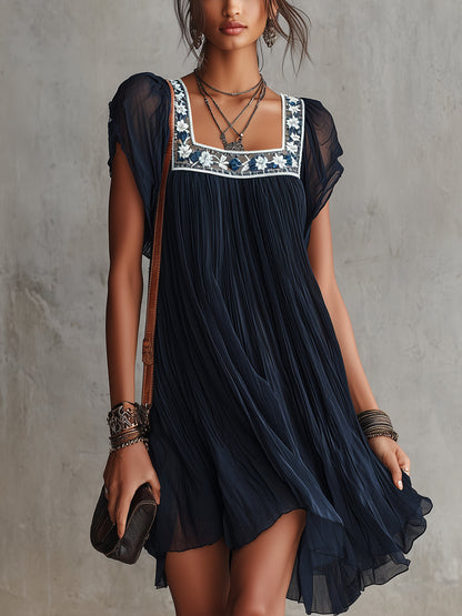 Tamara | Vestido corto de gasa plisada azul navy con bordados florales