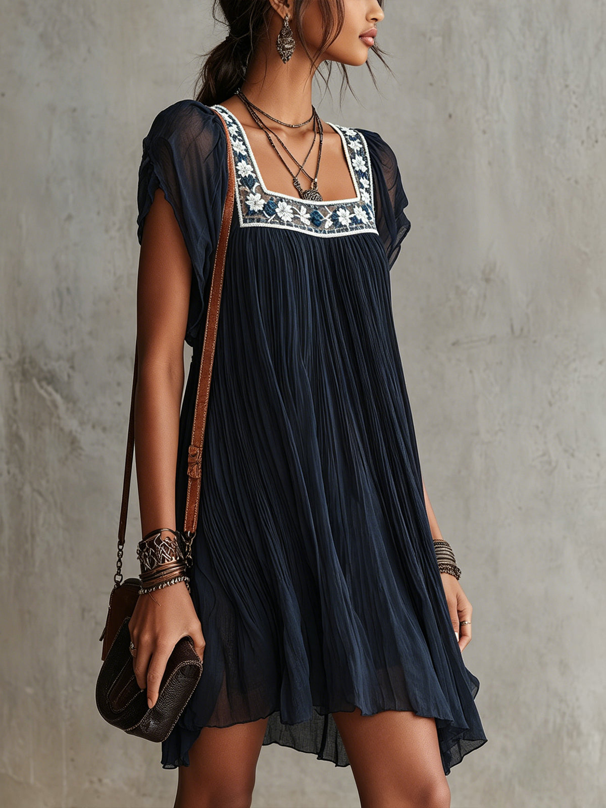 Tamara | Vestido corto de gasa plisada azul navy con bordados florales