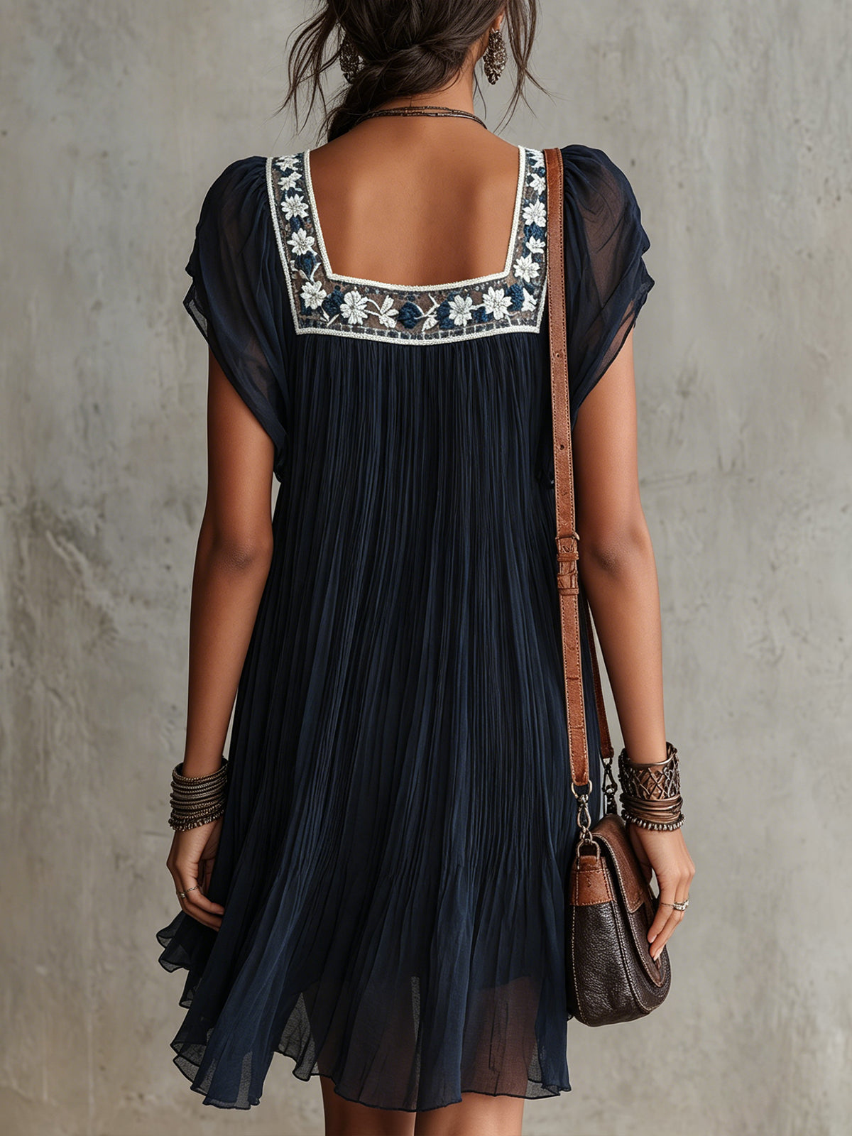 Tamara | Vestido corto de gasa plisada azul navy con bordados florales