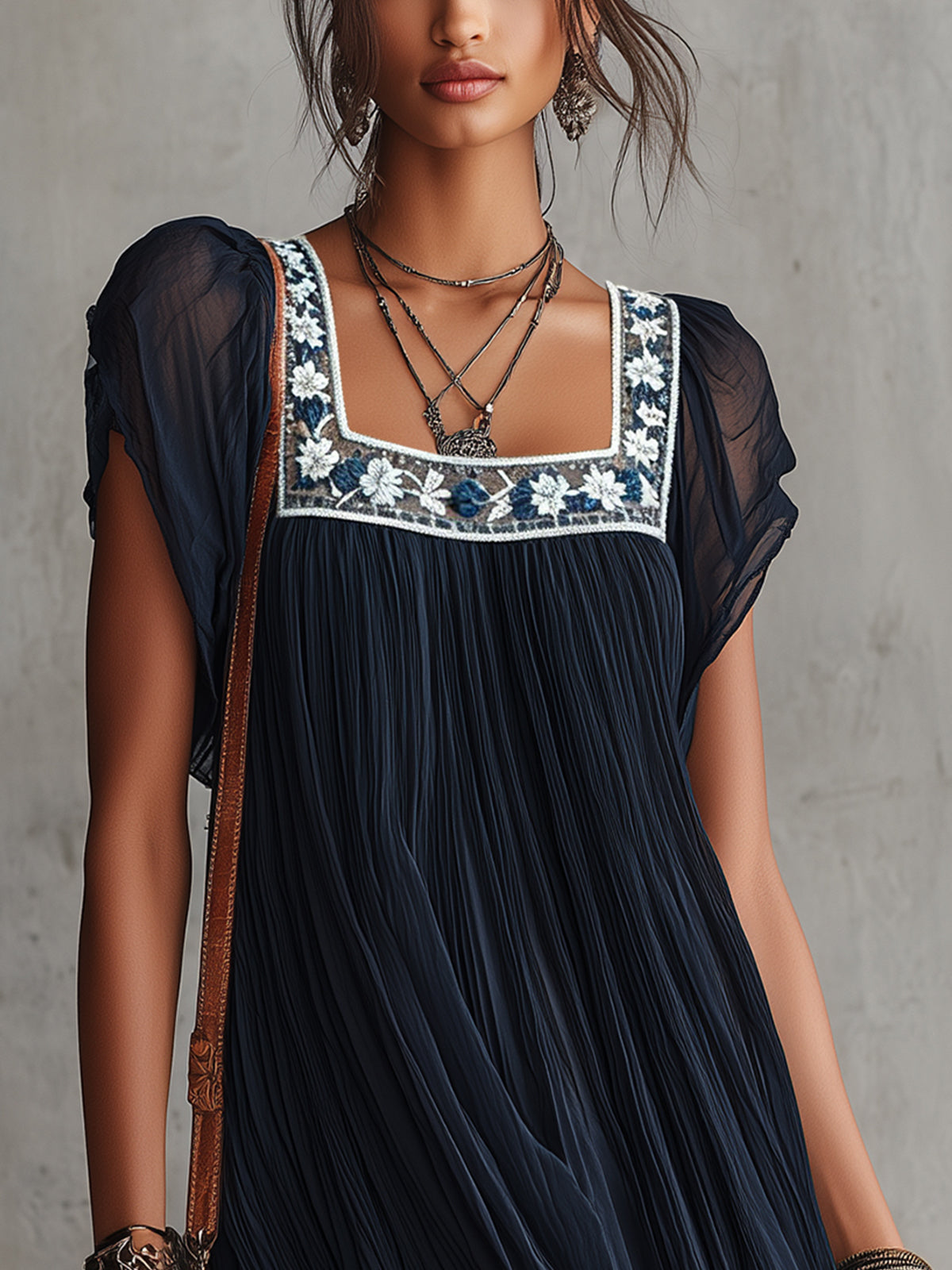 Tamara | Vestido corto de gasa plisada azul navy con bordados florales