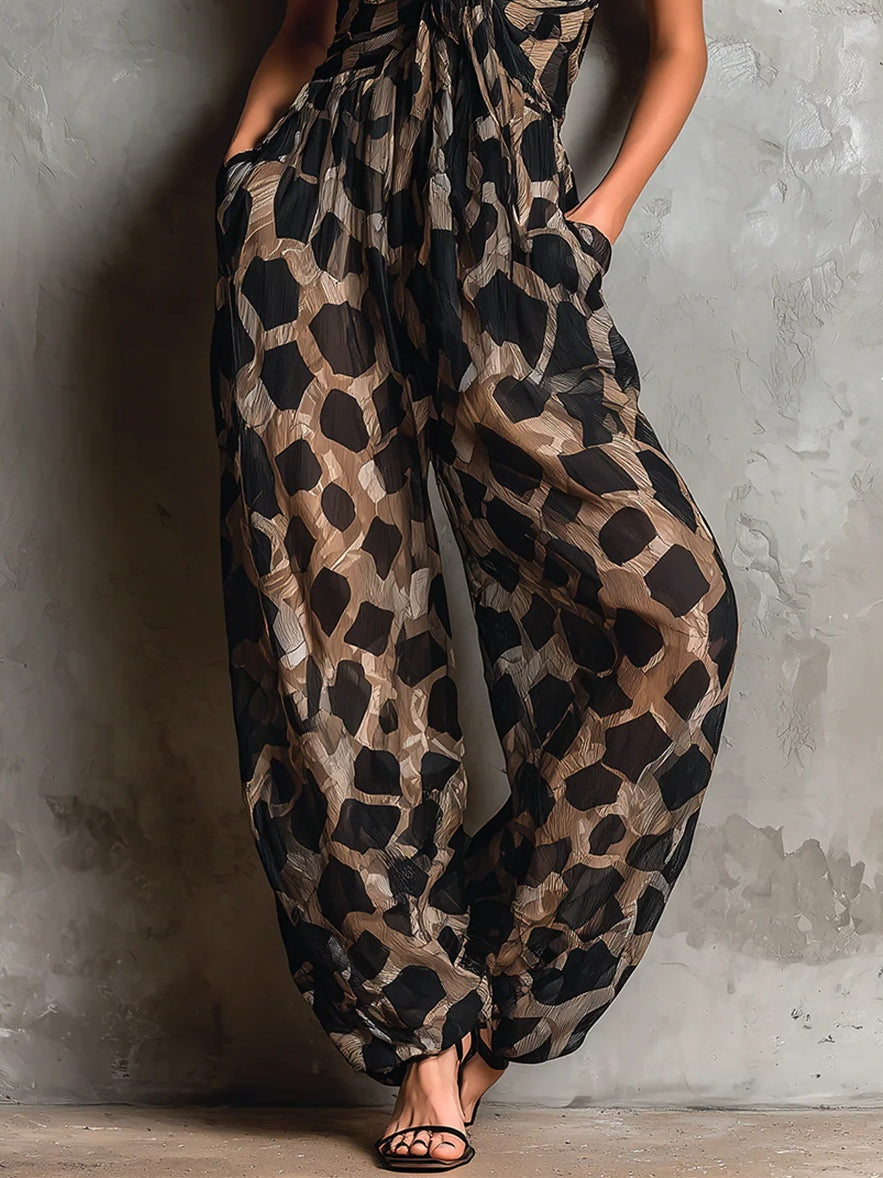 Roberta | Mono amplio de gasa negra con estampado animal print, escote halter y pantalón palazzo