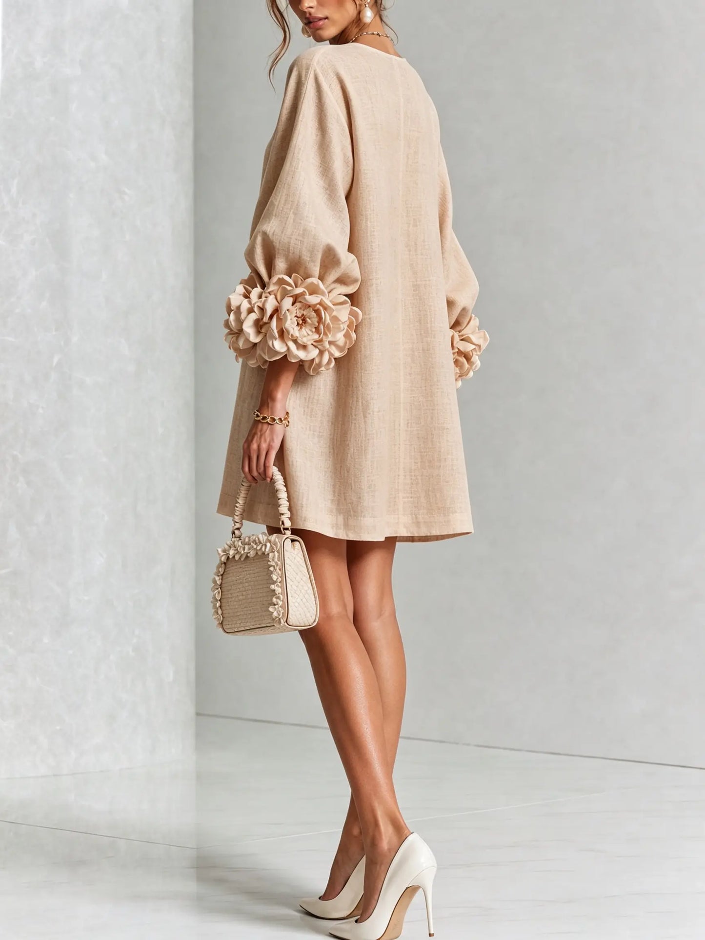 Vestido Mini Blanco con Botones de Flores y Mangas Florales Extravagantes