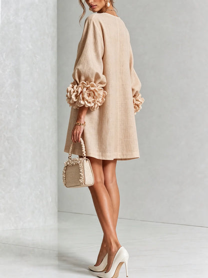 Vestido Mini Blanco con Botones de Flores y Mangas Florales Extravagantes