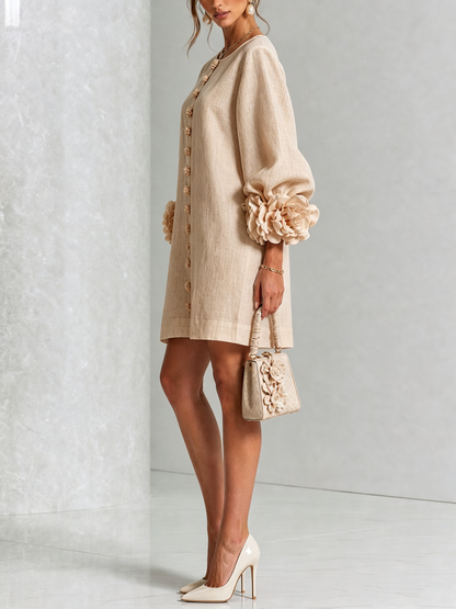 Vestido Mini Beige con Botones de Flores y Mangas Florales Extravagantes