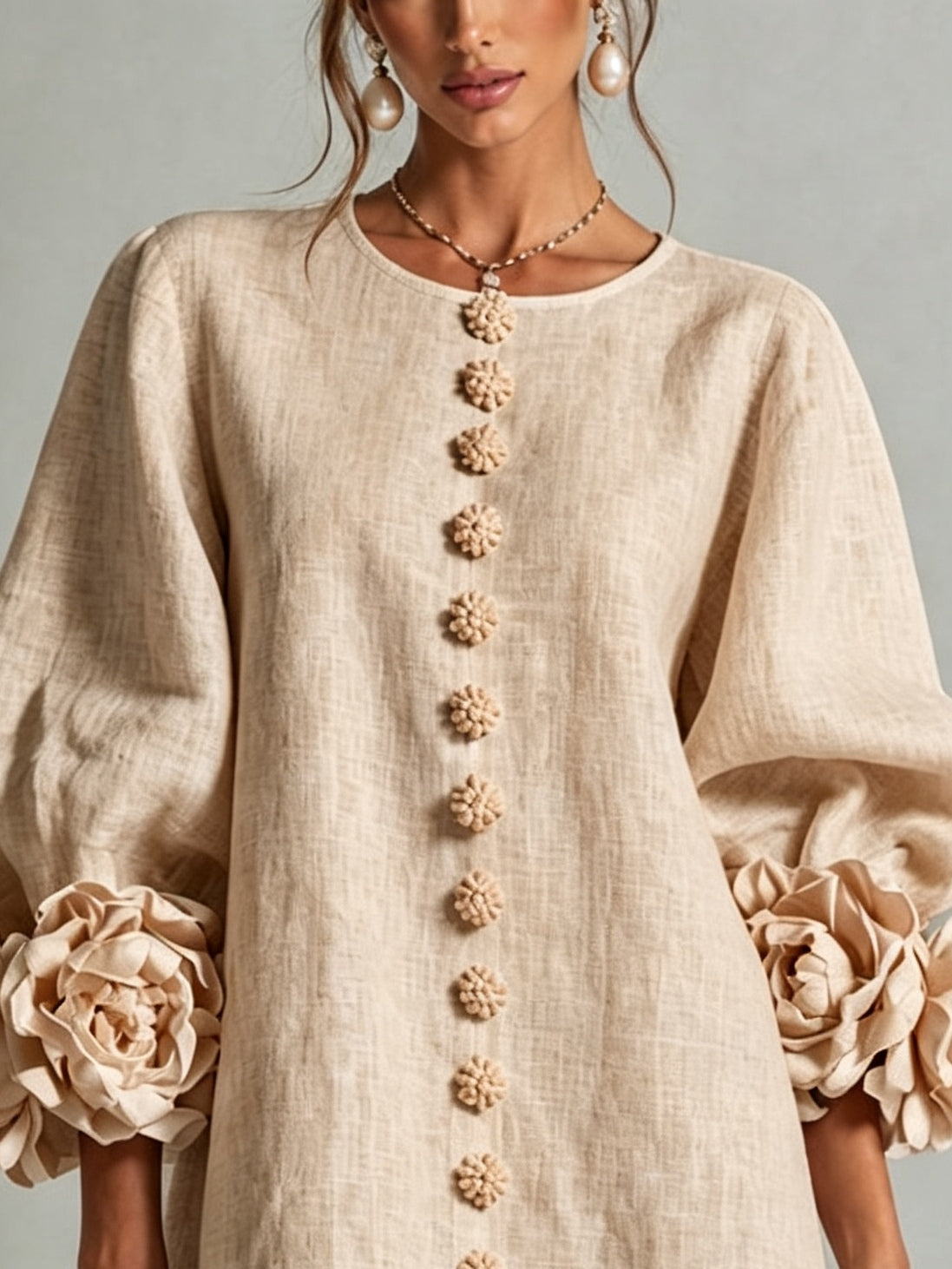 Vestido Mini Beige con Botones de Flores y Mangas Florales Extravagantes