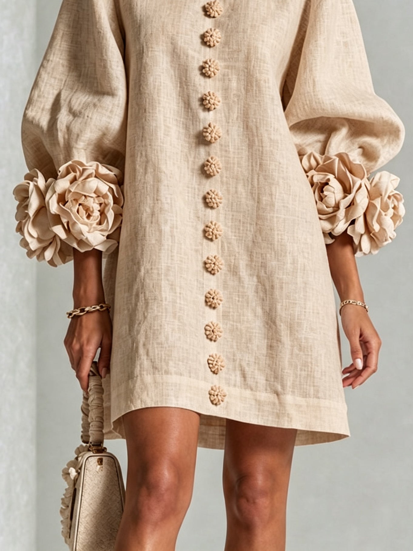 Vestido Mini Beige con Botones de Flores y Mangas Florales Extravagantes