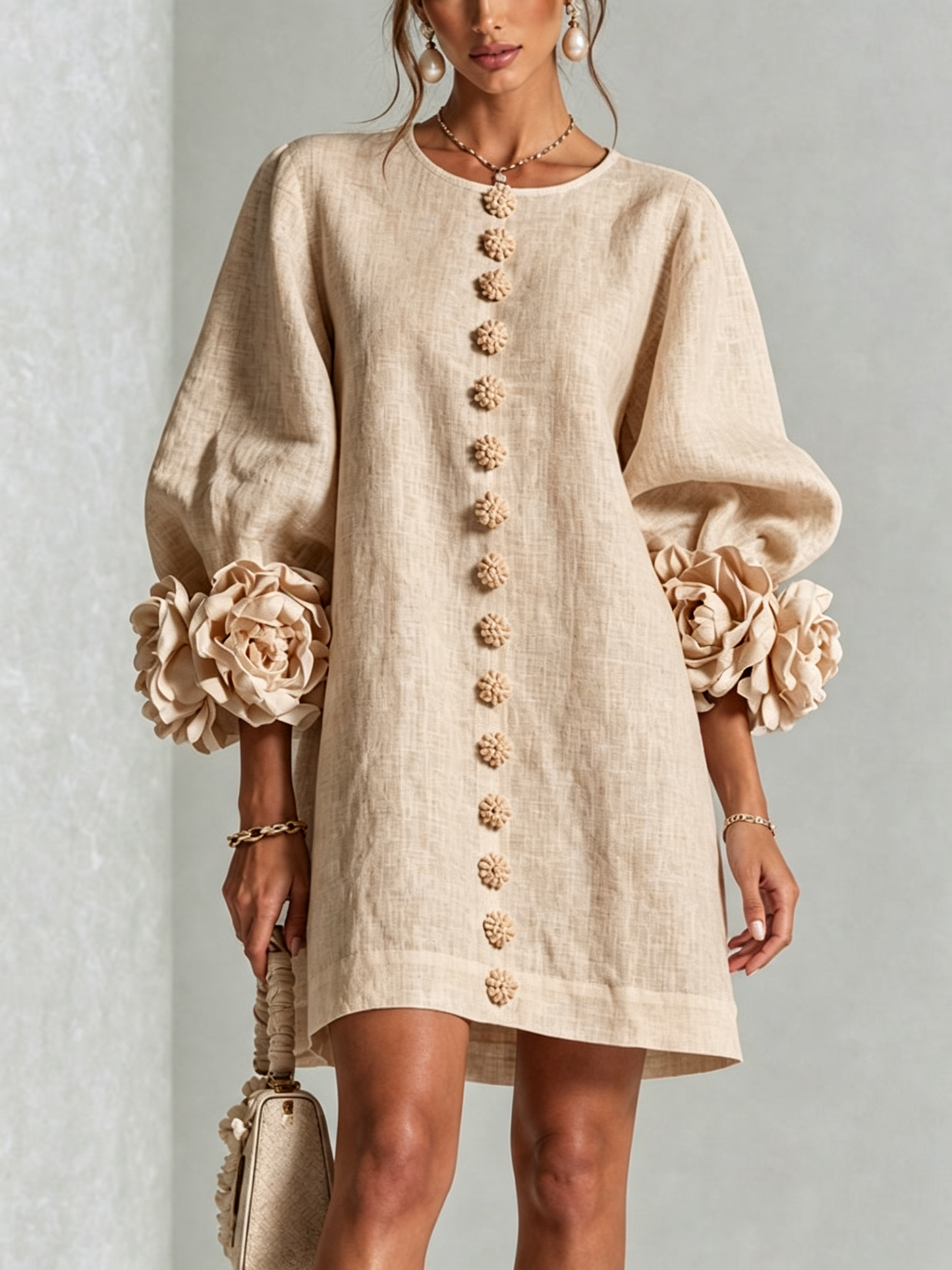 Vestido Mini Beige con Botones de Flores y Mangas Florales Extravagantes