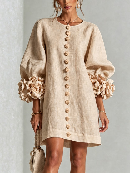 Vestido Mini Beige con Botones de Flores y Mangas Florales Extravagantes