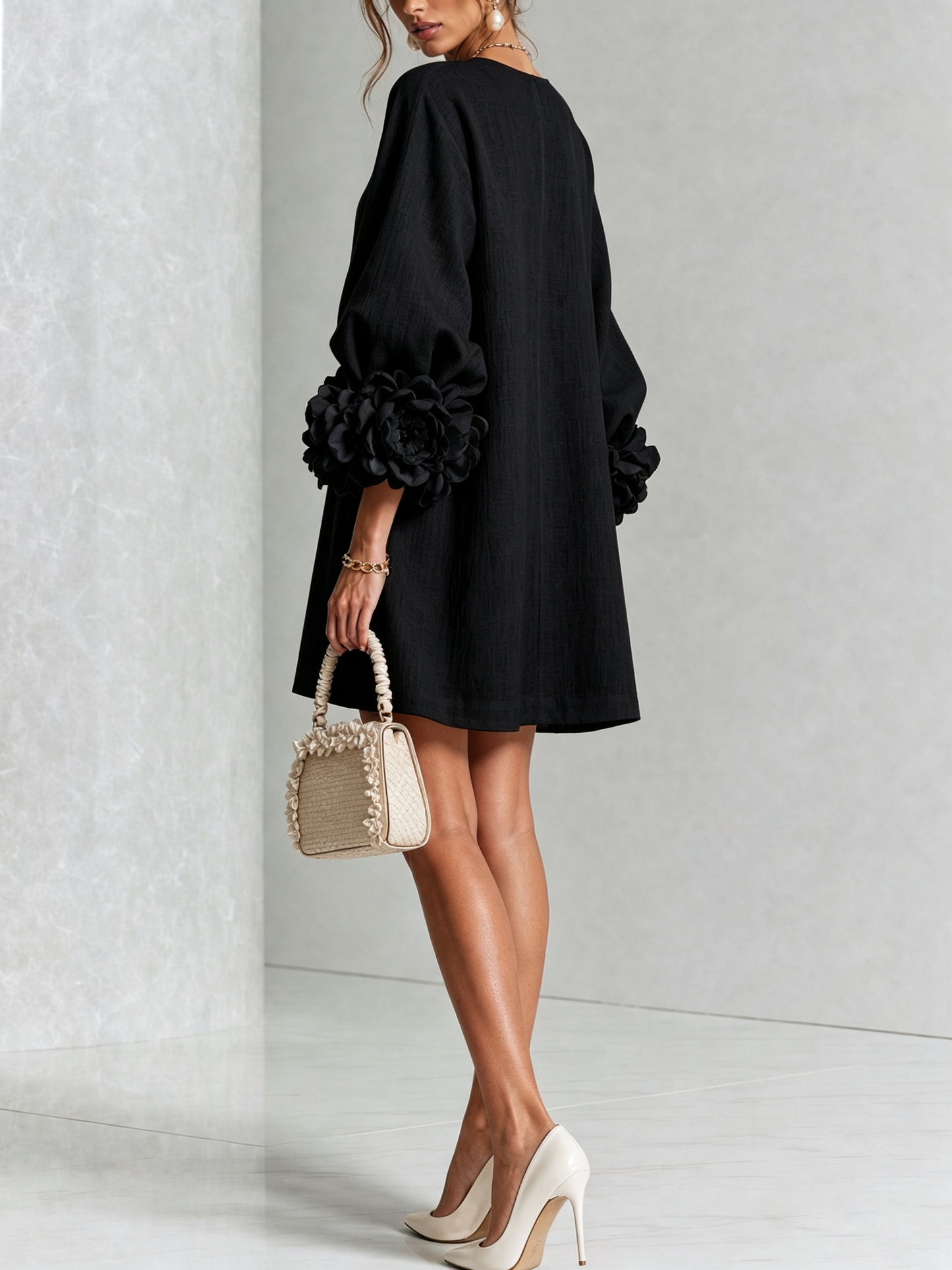 Vestido Mini Negro Floral con Botones y Mangas Florales Extravagantes